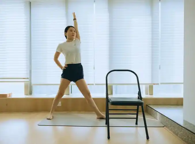 椅子辅助下肢的伸展