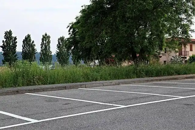 露天停车场和地下车库在世界上很常见.有些地方将机械