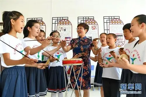 7月30日,乐亭县青少年校外活动中心的老师在教孩子们学习乐亭大鼓表演