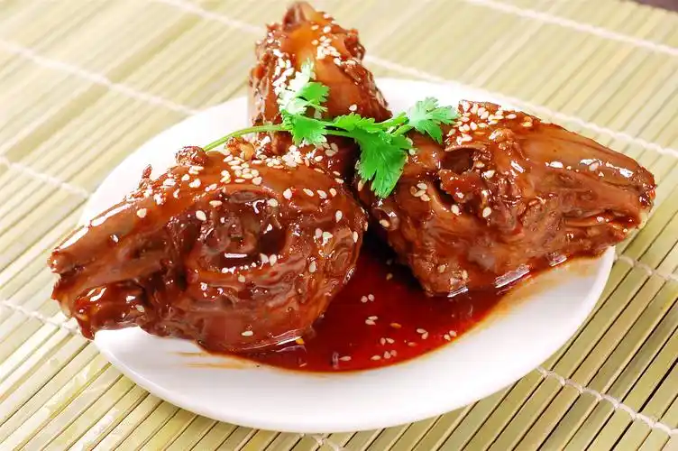 麻辣兔头:此菜色香味俱全,色泽红亮,是最好的下饭菜之首选.