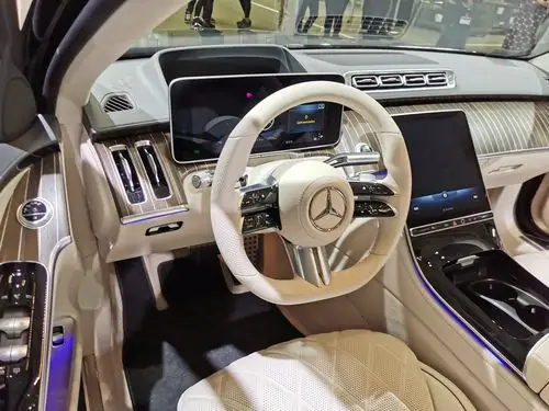 全新奔驰s级亮相,"三角眼" "山寨"内饰,还能引领潮流吗?