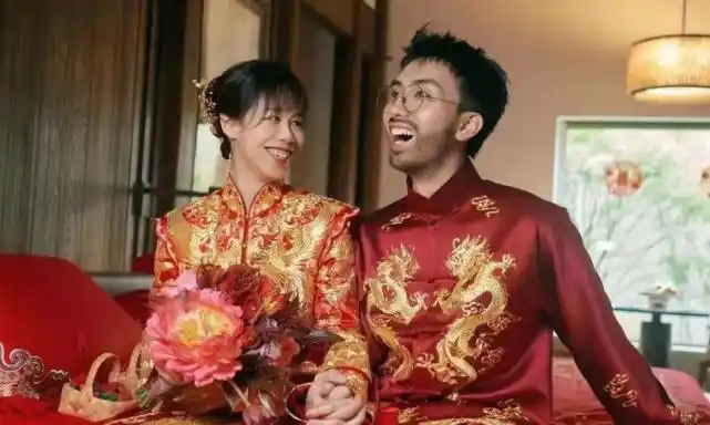 80亿女总裁李旎嫁男网红老坛男方年纪小11岁满脸胡须人气超高