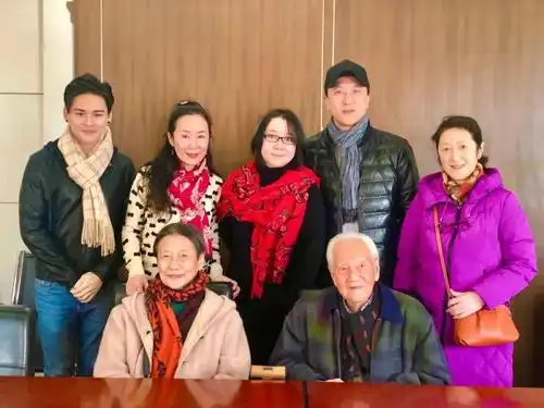 黄旭华夫人李世英阿姨在武汉观看了《深海》,观演过程中她一直眼含