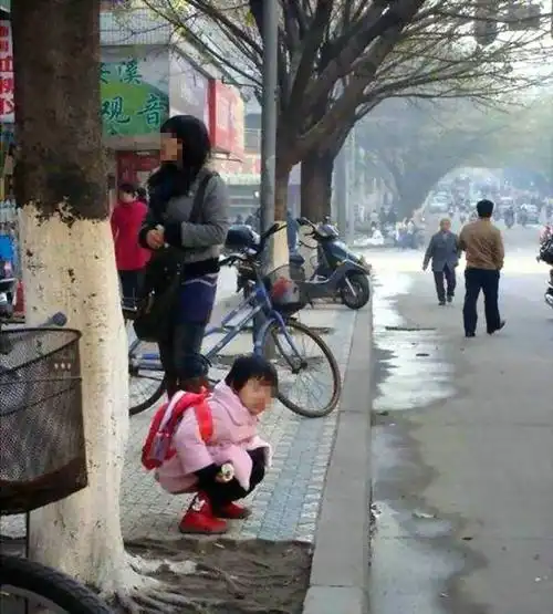 小孩子在大街上随地大小便合适吗