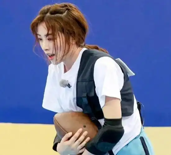 张含韵在《奔跑吧》中被angelababy公主抱!两人互动非常有爱