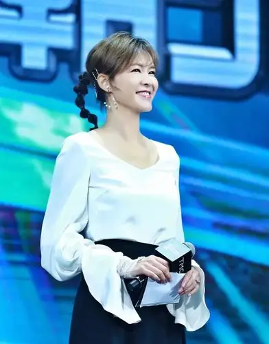 她是最高女主持台风稳健却鲜为人知,晒泳装照引网友直呼似超模_李艾