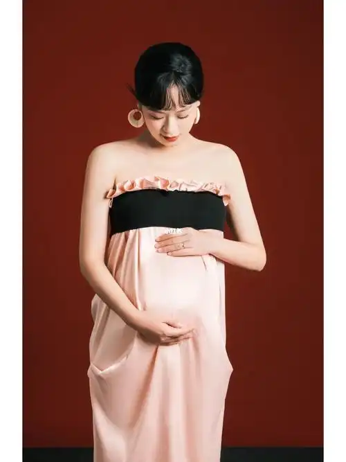 孕妇照 # 八个月的大肚子留念,有时候想赶紧卸货,有时候又真的舍不得