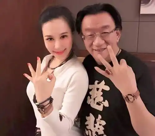 相声大师侯耀华最近新收女徒,是假师徒?还是真干爹?