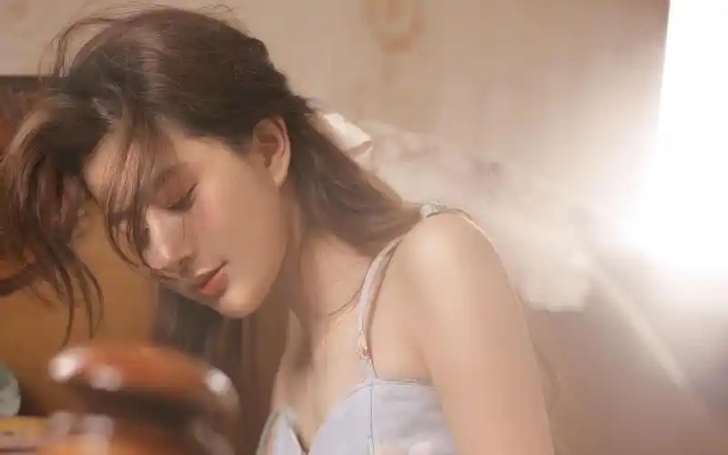 性感妩媚美女妖娆白嫩精致妆容居家迷人写真