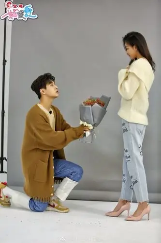 刘宪华陈都灵合体拍大片,两人相拥对视亲吻额头,互动超甜!