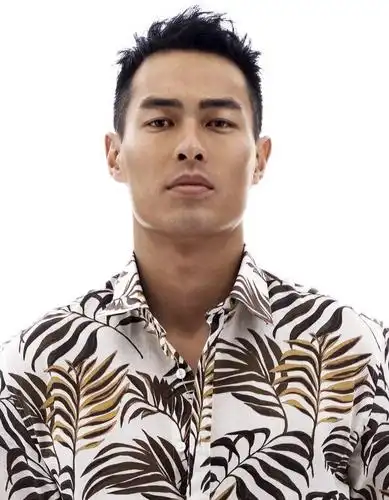 极富张力的整组片子里,杨佑宁多套look清爽配色,呈现夹在夏日时光里的