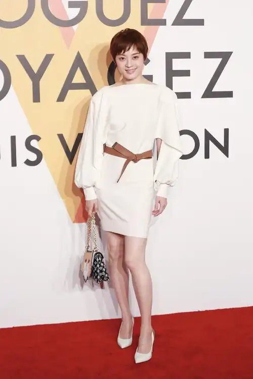 孙俪现身机场,自己背双肩包拉行李箱好接地气,一点没有明星架子