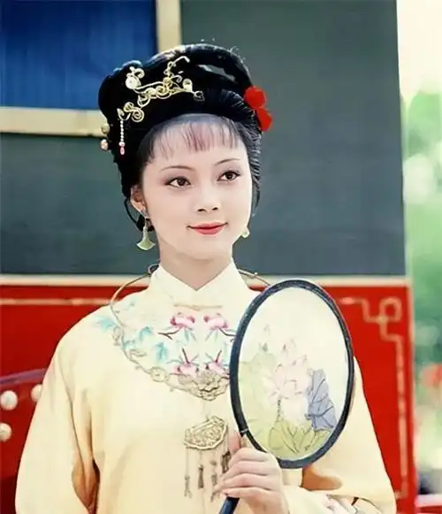 "薛宝钗"张莉身价过亿:58岁依旧单着,无儿无女难逃红楼一梦