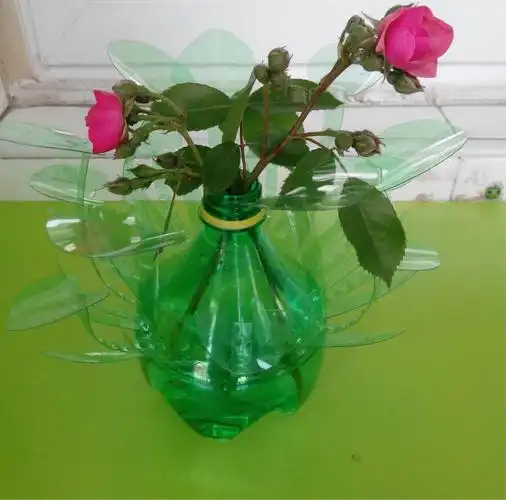 用饮料瓶做个美丽的花瓶,插上几朵月季花,给家里增添点色彩.
