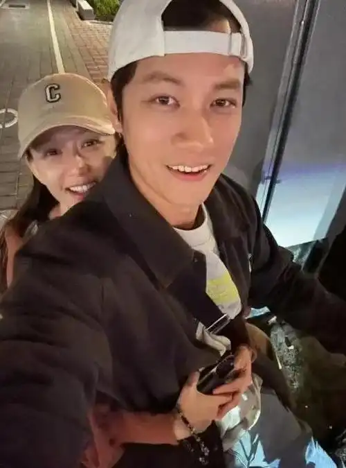 陈乔恩和老公骑电车逛街,称自己是小朋友,网友:真爱不分年龄