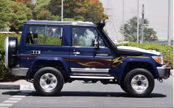 内饰方面:丰田lc71内部设计依旧简洁,符合越野者对于越野狂野的渴望.