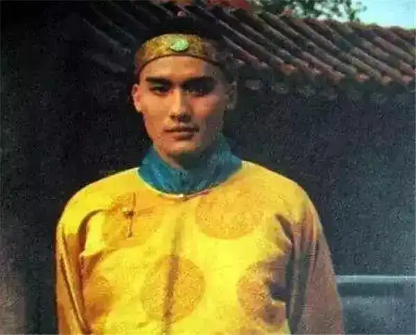 香港影坛八大影帝第一部作品,张国荣被骗,许冠文梁家辉一战成名