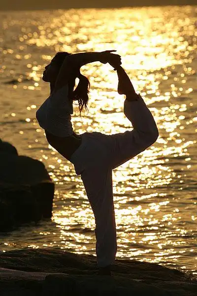 海边练瑜伽的女孩