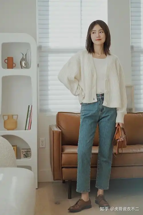 简约职场风了,这种风格的衣服没有花里胡哨的装饰图案或者是色彩搭配