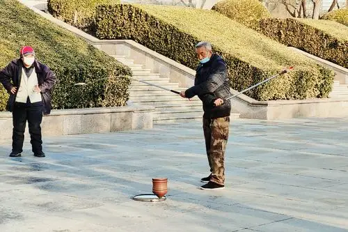 生活方式消遣运动男性休闲行动两个陀螺大爷#中关村#广场还没有人打赏