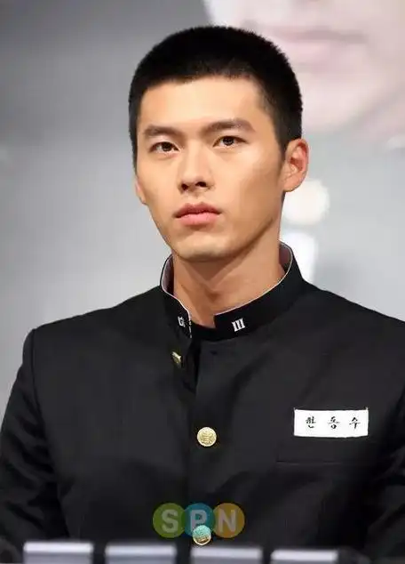 他明明颧骨高,脸型还"崎岖",怎么还能统一韩国人的审美?