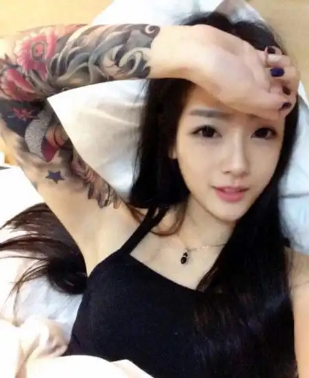 美女花臂花朵纹身图案