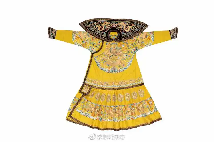 清代龙袍上象征皇权的重要特征十二章纹样