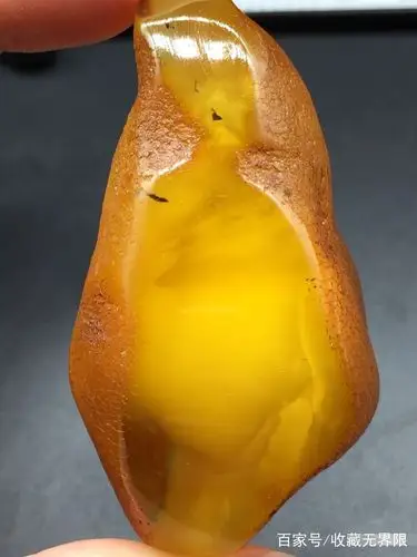 天然蜜蜡美丽而不张扬,华贵又大气,给人一种美轮美奂的视觉享受