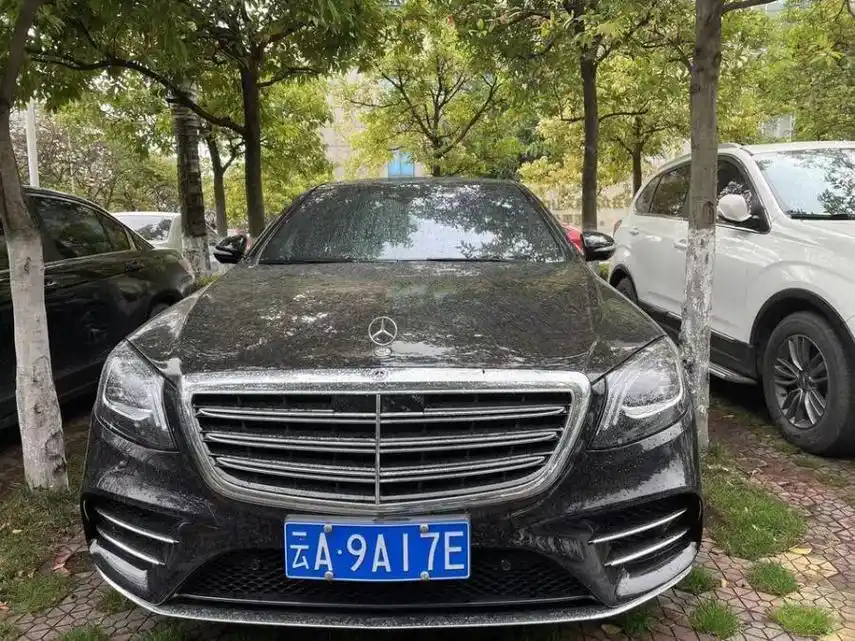 云南省玉溪市一辆奔驰豪华轿车将以77万起拍,车牌为云a9a17e