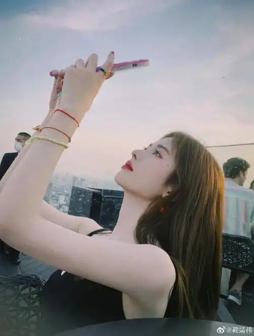 鞠婧祎黑色吊带造型##鞠婧祎夜色九宫格随拍