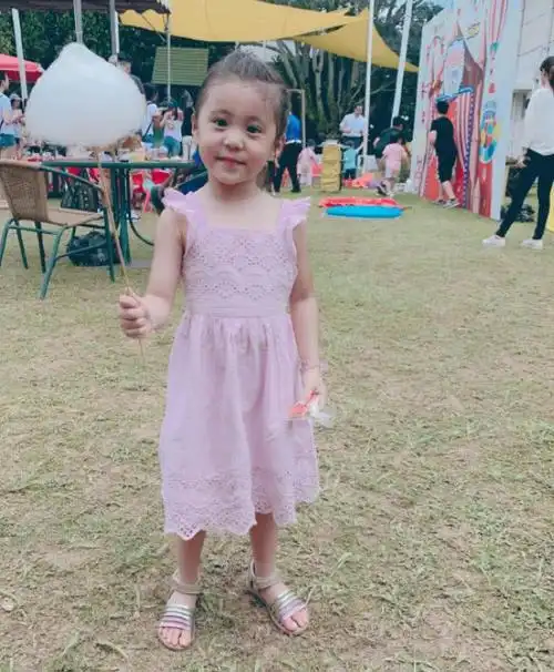 小糯米近照曝光,在爸爸怀抱里尽显呆萌,网友:翻版小杨幂!