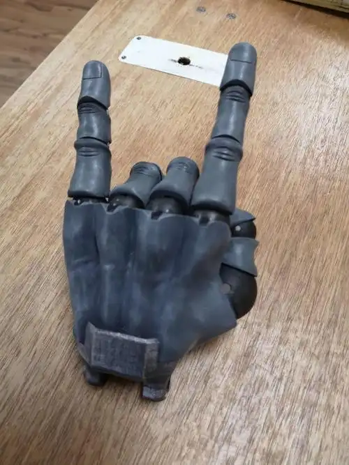 细节惊人到发指这款只狼义肢每个手指都能灵活运动