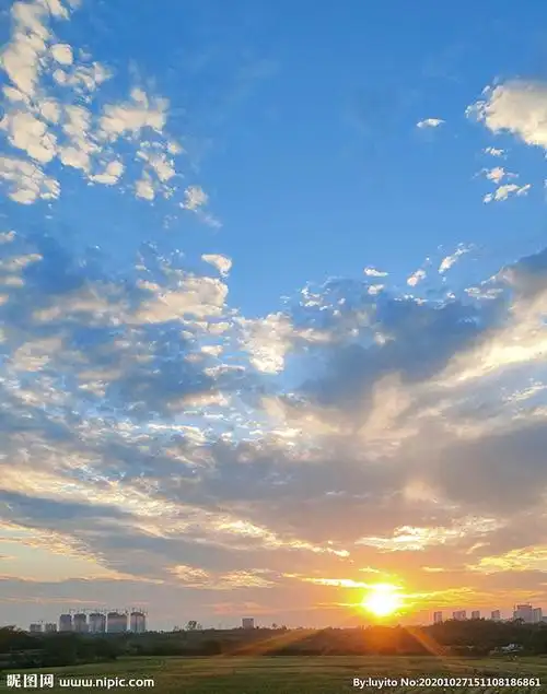 蓝天白云蓝地夕阳图片