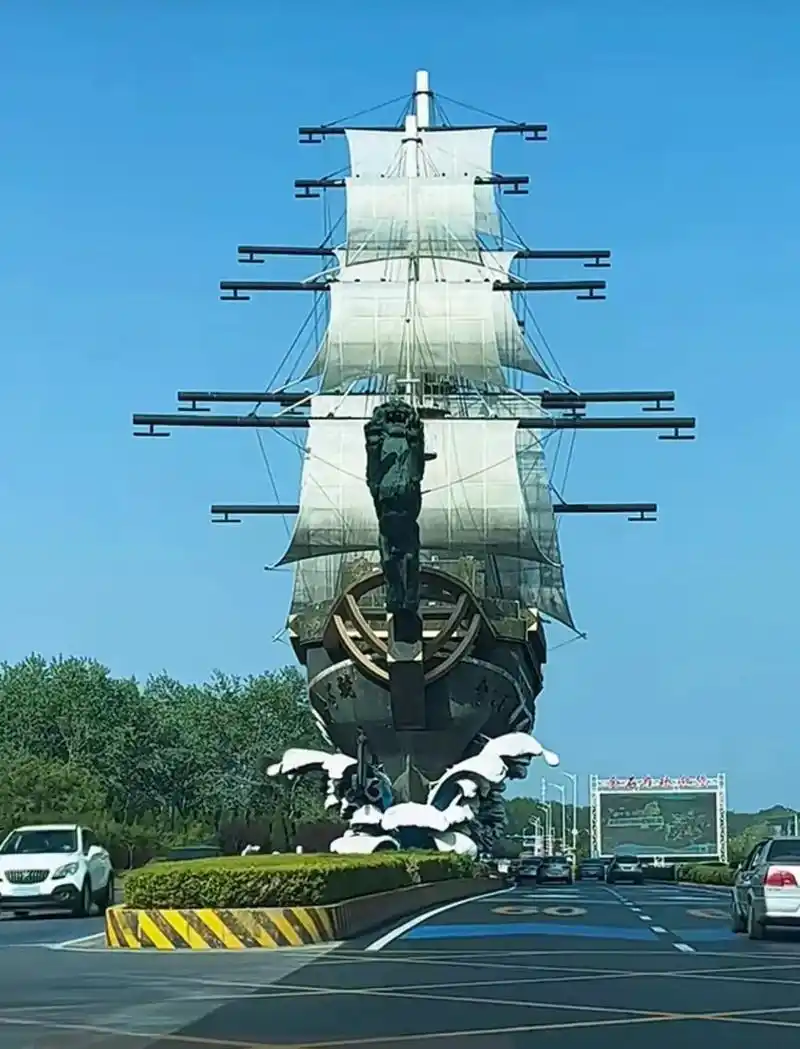 这是大连金石滩地理标志# 这艘帆船树立在,进入大连金石滩公 - 抖音