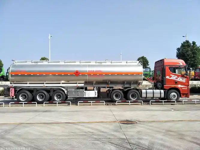 可分期半挂式油罐车厂家促销