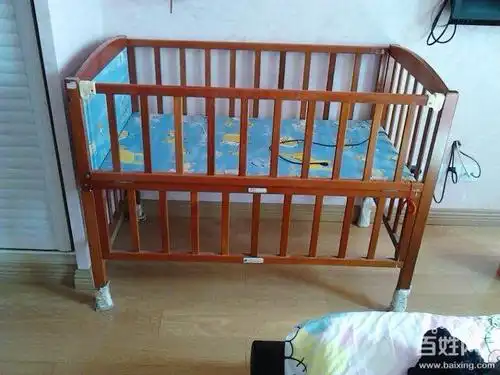 150元转让全实木的婴儿床,小小恐龙牌的,九成新