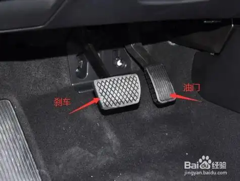 我们再慢慢松开刹车,这样车子就开始移动了,如果我们要加速就轻踩油门