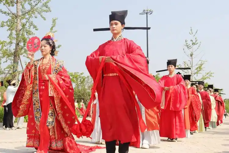 11对新人遵照宋代婚制礼仪,重现了宋式婚礼的盛况,吸引了众多市民