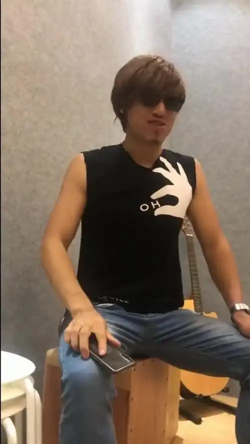 乌鸦哥的经典坐姿再现江湖放下手机那一刻真是霸气十足