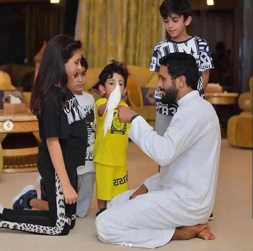 在结婚9周年时,巴林王子为谢克哈定了一个四层的大蛋糕,装点着金色