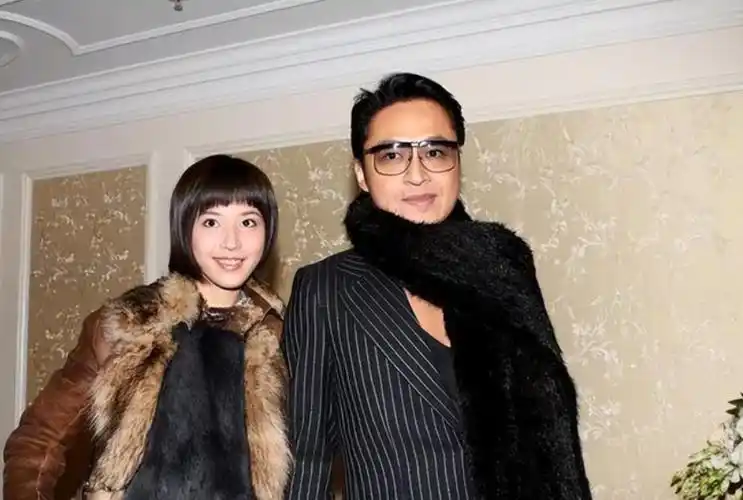 回顾吴佳尼事业上升期嫁大21岁丈夫十年生一对儿子为何离婚