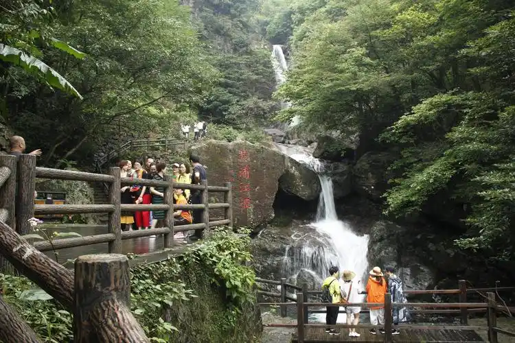 龙王山,黄浦江源的真正源头,系安吉,临安,宁国两省三县交界山,为"天目