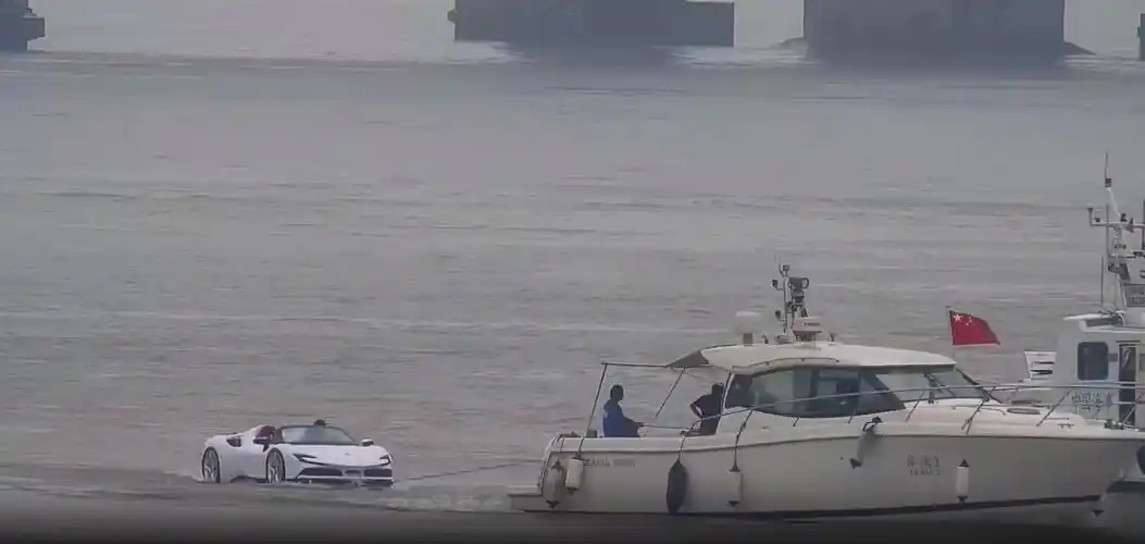 佛山高明大桥下游水域有一辆"超跑"被困?真相是.