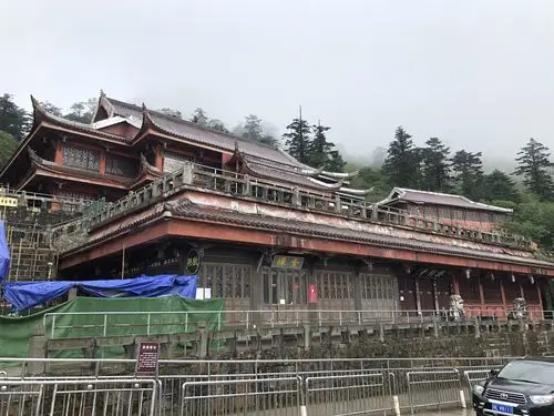 来到索道站下方的接引殿 话说为什么峨眉山上的寺庙都有点简陋