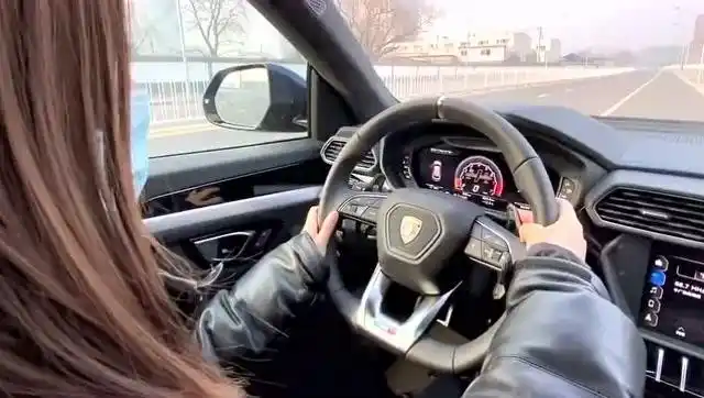 女富婆开兰博基尼大牛真是美女配豪车人生赢家啊