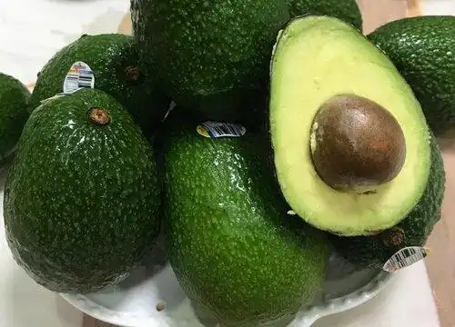 牛油果果肉是什么颜色