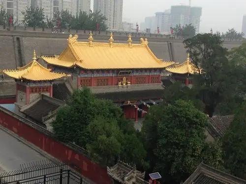 在古城墙上,我知道了什么是敌楼,垛口,女墙,箭楼……我在垛口上观察着