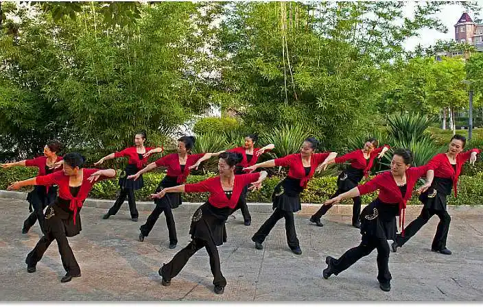 市场买菜 原创/张畅林 迎着朝阳踏着歌, 晨风轻拂面如摩.