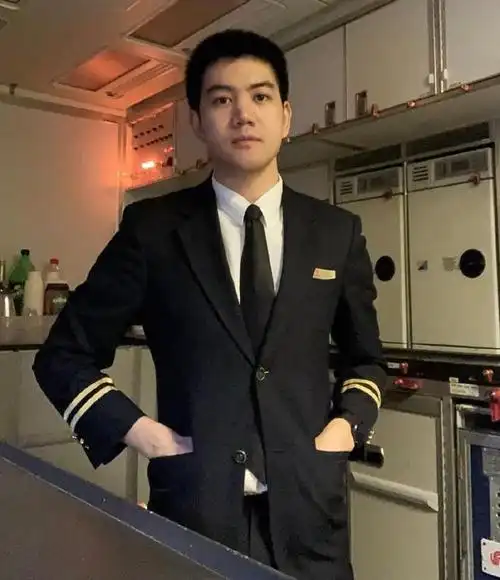 穿制服的空少,不仅服务周到还那么帅气迷人!