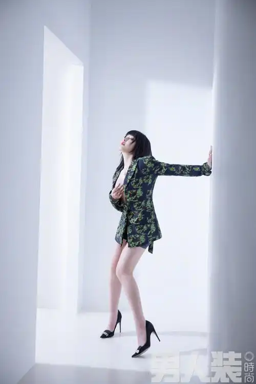 狂野与可爱并存—宋 昱欣 @宋昱欣hitomi 我看着她站在窗边……__财经